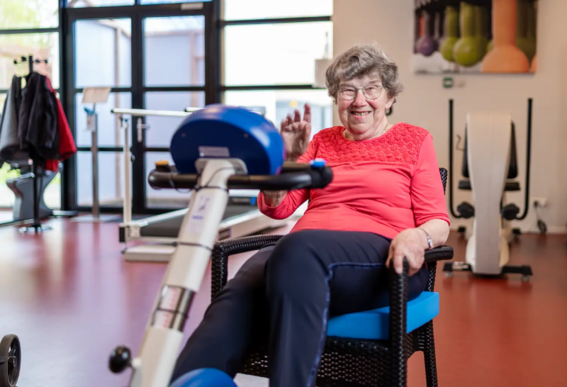 Eine Frau sitzt an einem Heimtrainer und fährt mit dem Bike Labyrinth