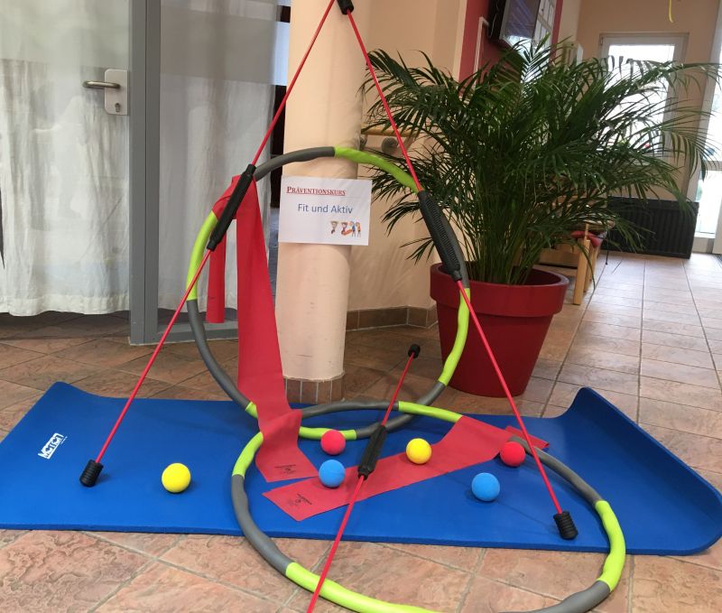 Neue Trainingsgeräte für das Albert-Schweitzer-Haus Hula-Hoop-Reifen, Schwingstäbe, Bälle und Fitnessbänder liegen auf einer Matte