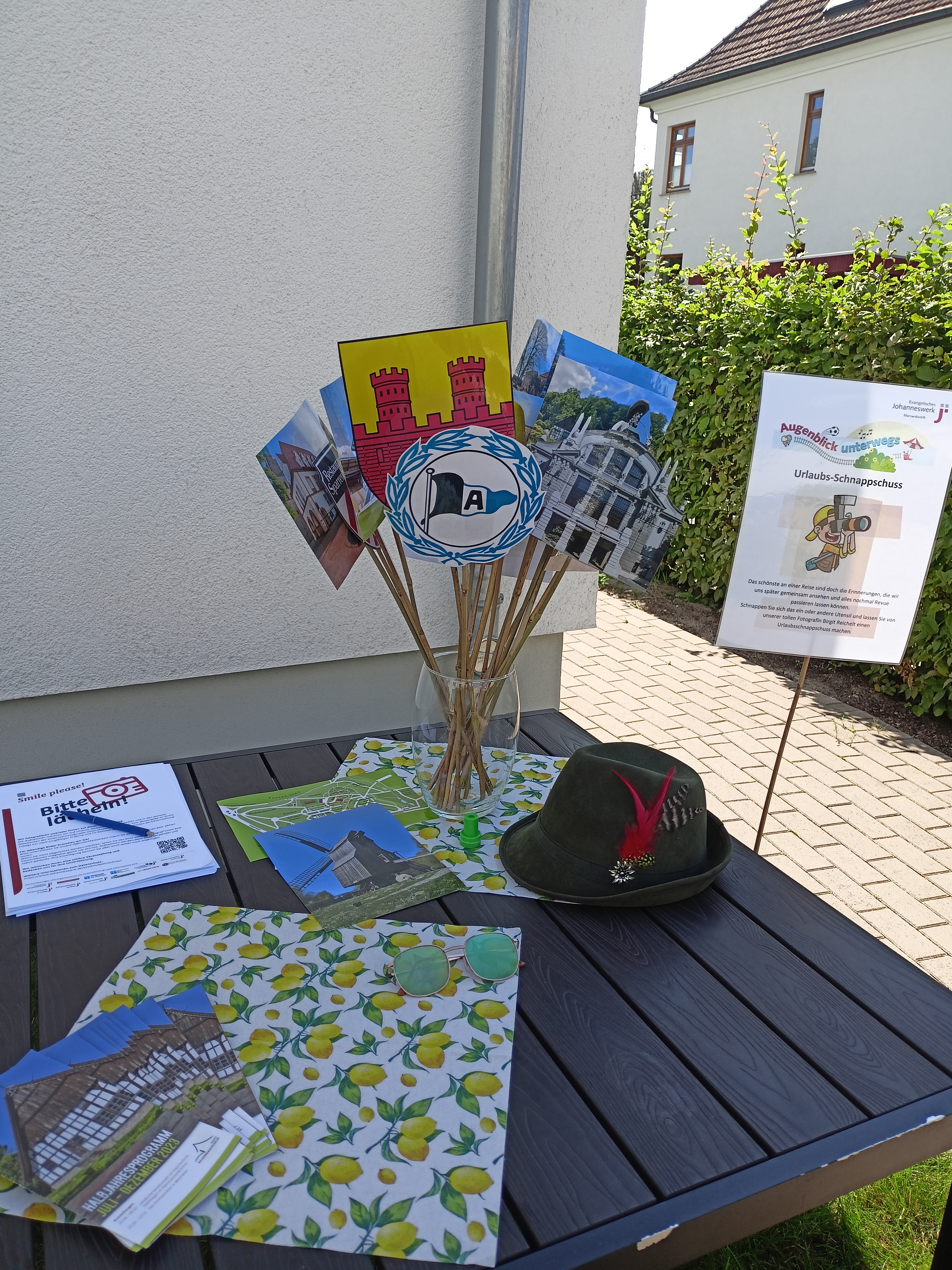 Fotos von Bielefelder Sehenswürdigkeiten sind an einem Holzstab angeklebt
