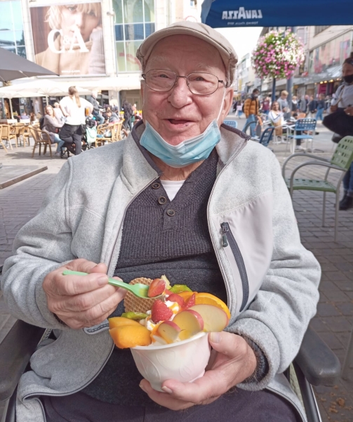 Herbert Loy, Bewohner des Buchen-Hofs, freut sich zum Abschluss des Ausflugs über sein großes Eis mit Früchten in der Dortmunder Innenstadt. Strahlt mit der Sonne um die Wette – Herbert Loy genießt sein großes Eis mit Früchten, Foto: Kleoniki Laura Wnendt