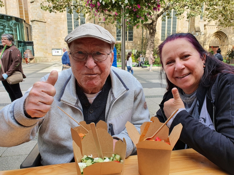 Herbert Loy, Bewohner des Buchen-Hofs des Ev. Johanneswerks, und seine Tochter Lydia Loy genießen jeden Augenblick bei ihrem Ausflug in die Dortmunder Innenstadt und geben ein "Daumen hoch" für den Spender. Foto: Kleoniki Laura Wnendt Genossen jeden Augenblick bei ihrem Ausflug in die Dortmunder Innenstadt – Herbert Loy und seine Tochter Lydia. Foto: Kleoniki Laura Wnendt