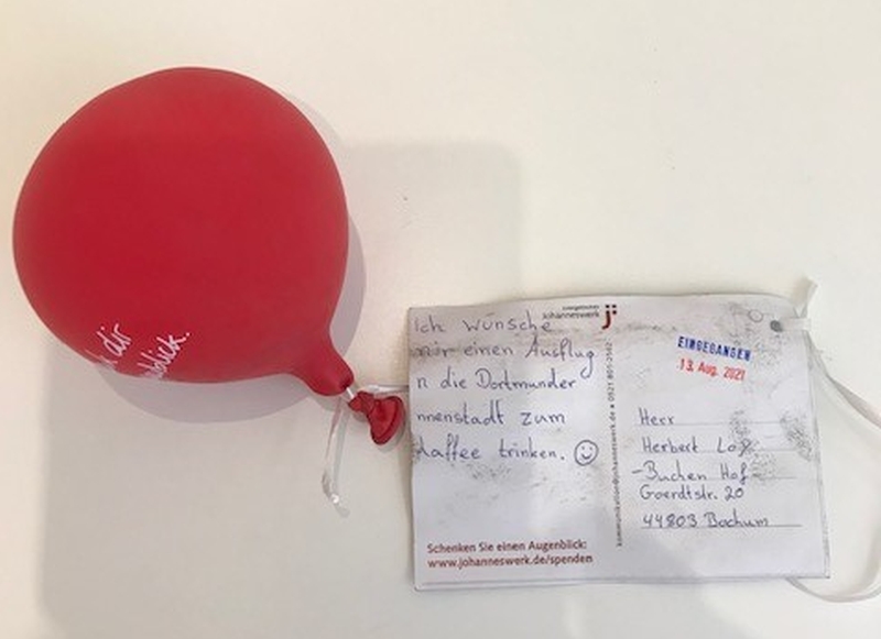"Beweisfoto" der weit gereisten Wunschkarte samt leicht verschrumpeltem roten Luftballon aus Rheda-Wiedenbrück Weit gereiste Wunschkarte – "Beweisfoto" aus Rheda-Wiedenbrück , Foto: sita Bauelemente GmbH