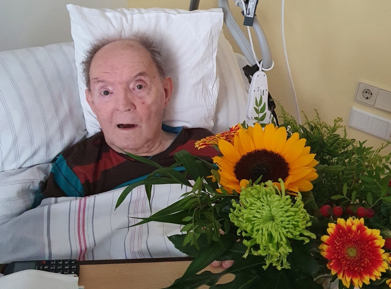 Herbert Göbel freut sich über einen bunten Herbststrauß großer Sonnenblume