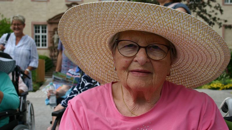 Ausflug zur Landesgartenschau Bewohnerin Rita Hunstiger trägt einen Sonnenhut