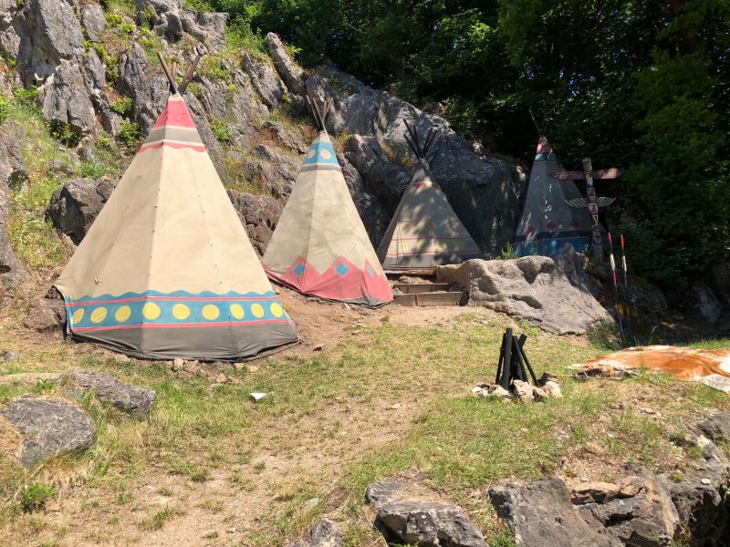 Tipis stehen im Grünen