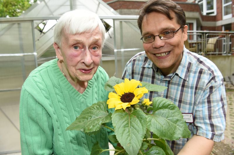 Großer Spaß beim Bepflanzen: Gartengruppe im Johanneswerk in Herford Sonnenblumen im eigenen Garten: Gartengruppe im Johanneswerk in Herford