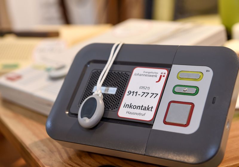 Technische Grundausstattung: Das Notrufgerät und der kleine Sender mit der Kordel zum Umhängen Technische Grundausstattung: Das Notrufgerät und der kleine Sender mit der Kordel zum Umhängen