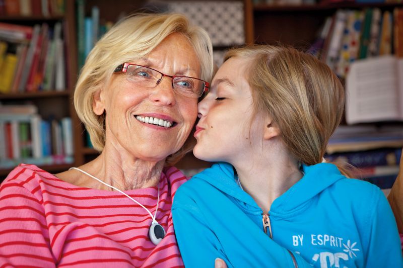 Der kleine Notrufsender kann mit einer Kordel um den Hals getragen werden Der kleine Notrufsender kann mit einer Kordel um den Hals getragen werden