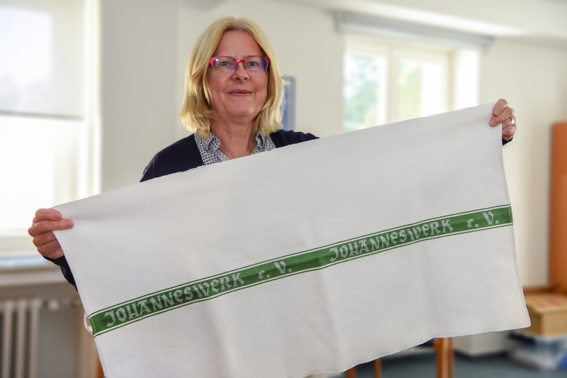 'Alte Schätze' finden sich in fast allen Johanneswer-Einrichtungen Eine blonde Frau mit Brille hält ein Handtuch in beiden Händen