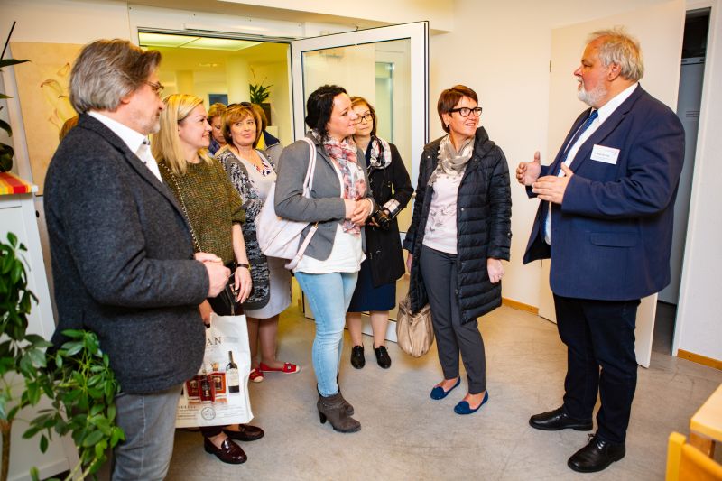Besuch aus Russland im Johanneswerk Gruppe von Menschen stehen gemeinsam und unterhalten sich