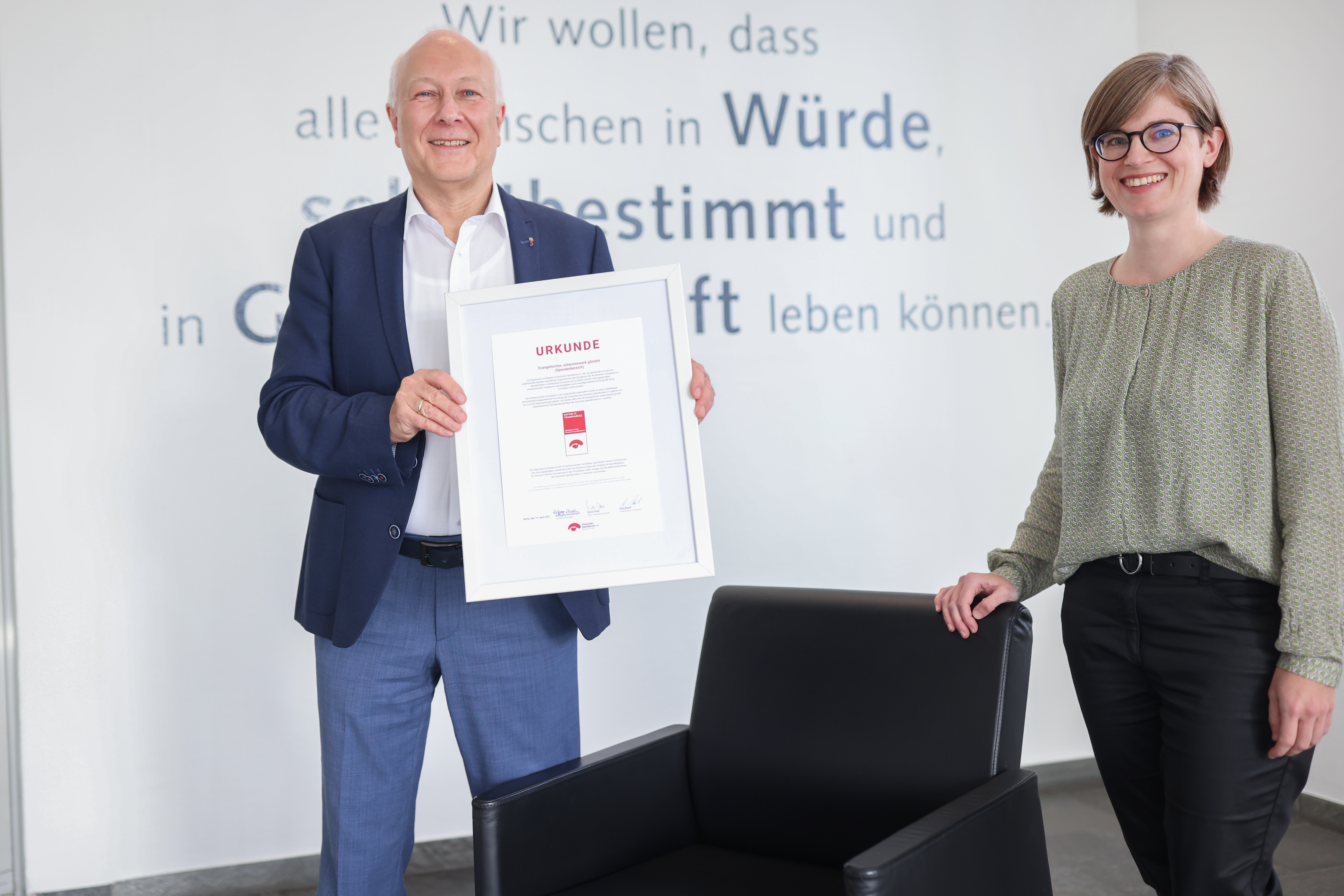  Dr. Ingo Habenicht (l.), Vorsitzender der Geschäftsführung, und Fundraiserin Maria Munzert nehmen das Spendenzertifikat in Empfang. Foto: Sarah Jonek