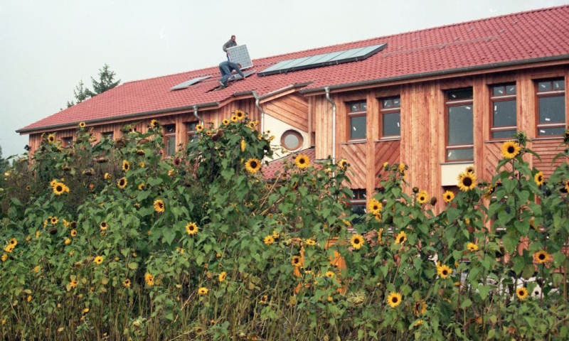Gebäude der Kita Sonnenblume mit Sonnenblumen davor