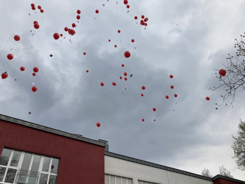 Los geht's... an knallroten Luftballons schweben zahlreiche Wunschkarten vor dem Käthe-Kollwitz-Haus in den Himmel