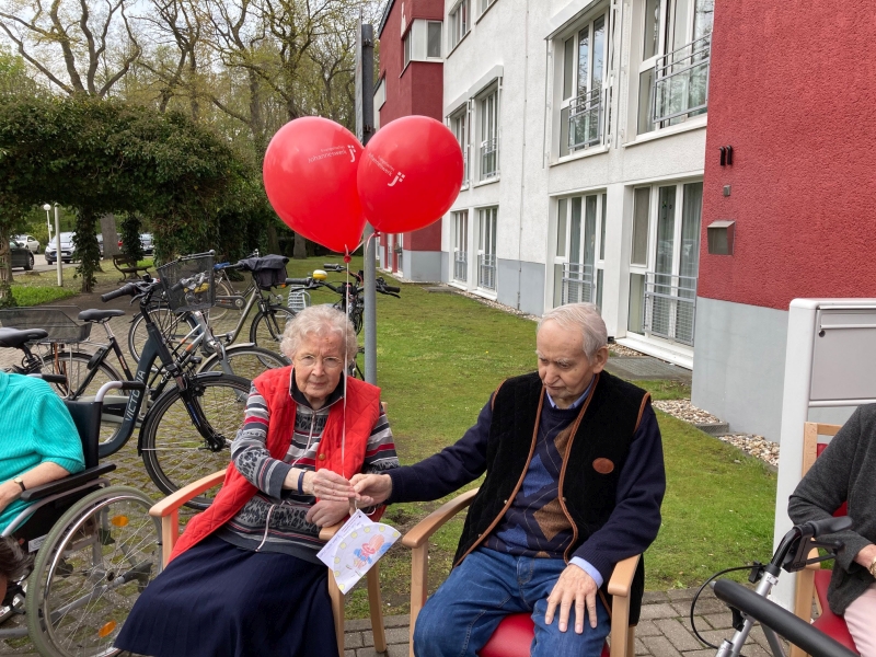 Ihr Ballon flog bis zum Steinhuder Meer: das Ehepaar Eßling mit ihrem roten Luftballon samt Wunschkarte vor dem Käthe-Kollwitz-Haus