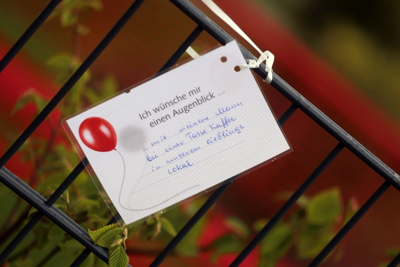 Wunschkarte für einen besonderen Augenblick in ihrem Lieblingslokal ist am Zaun des Marswidisstifts befestigt.