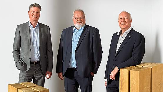 Geschäftsführung blickt optimistisch in die Zukunft: Dr. Ingo Habenicht, Dr. Bodo de Vries und Burkhard Bensiek (v. r.)