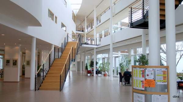 Großes, helles Treppenhaus, Innenansicht Gebäude St. Loyen Zentrum