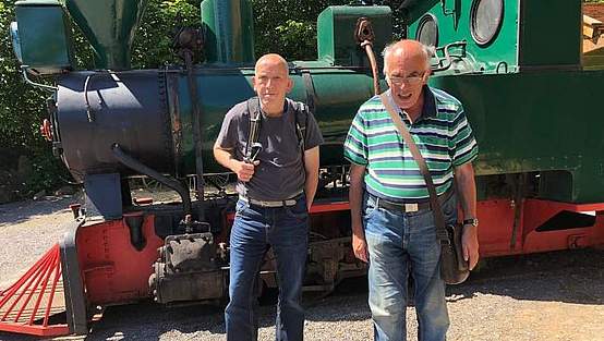 Zwei Männer stehen vor einer Lokomotive