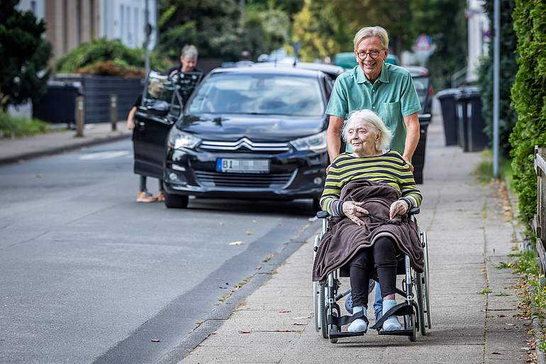 Ankunft: Das neue Umfeld des Lutherstifts ist Erika Repohl und ihrem Sohn bestens bekannt.