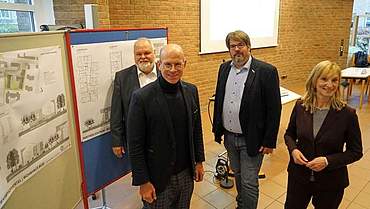 Dr. Bodo de Vries (Johannes-werk, v.l.), Ingo Nürnberger (Sozialdezernent Stadt Bielefeld), Marc Korbma-cher (Diakonie für Bielefeld) und Sabine Kubitza (BGW).