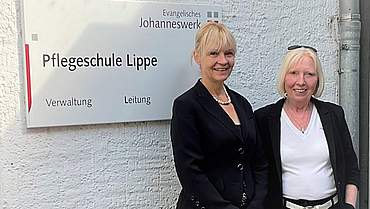 Gabriele Schütter (links) und Sigird Mansfeld vor dem Gebäude der Pflegeschule Lippe