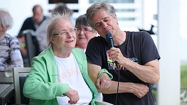 Musikalische Zeitreise im Lutherstift Musiker singt zusammen mit einer Bewohnerin