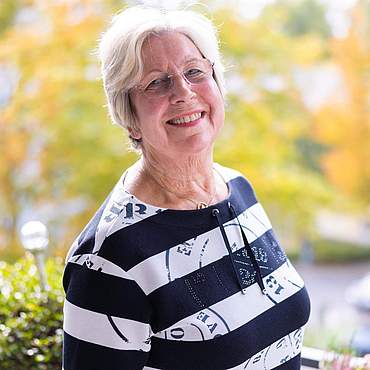 Margot Bockemühl engagiert sich im Johannes-Busch-Haus Margot Bpckemühl steht auf dem Balkon des Johannes-Busch-Hauses