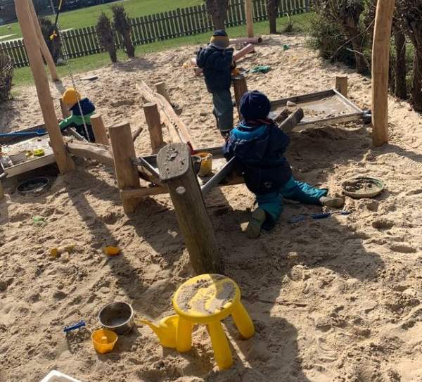 Kinder spielen in der neuen Matschanlage