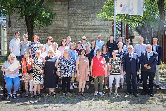 Jubilarinnen und Jubilare stehen als Gruppe draußen