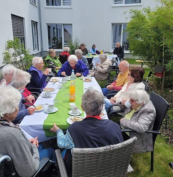 Die Gäste des "Picknick a table" zusammen im Garten der Einrichtung Die Gäste des "Picknick a table" zusammen im Garten der Einrichtung
