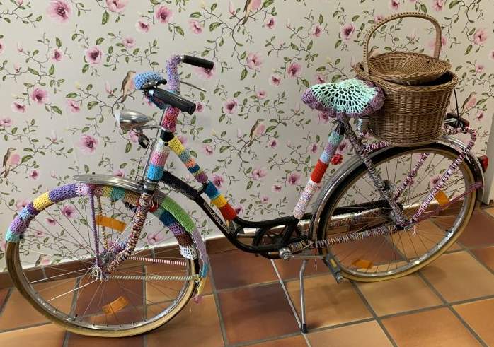 Umhäkeltes Stiftsfahrrad Fahrrad, das mit Wolle umhäkelt ist