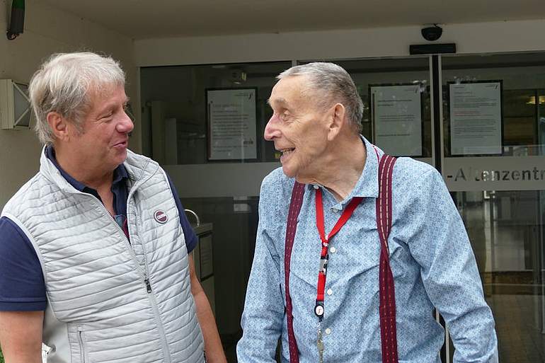 Im Gespräch mit einem Bewohner: Hospizbegleiter Bernd Spiekermann (l.). 