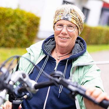 Hanna Liedtke sitzt auf einer Rikscha vor dem Helene-Schweitzer-Zentrum