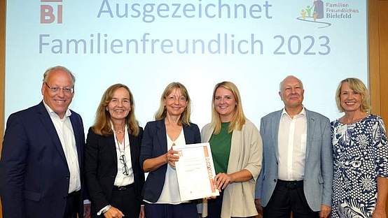 Oberbürgermeister Pit Clausen (v.l.), Petra Pigerl-Radtke (IHK Ostwestfalen-Lippe), Ulrike Thiele, Meike Ferkau (Personalreferentinnen Johanneswerk), Dr. Ingo Habenicht (Geschäftsführer Johanneswerk) und Brigitte Meier (Stiftungsgrat Johanneswerk)