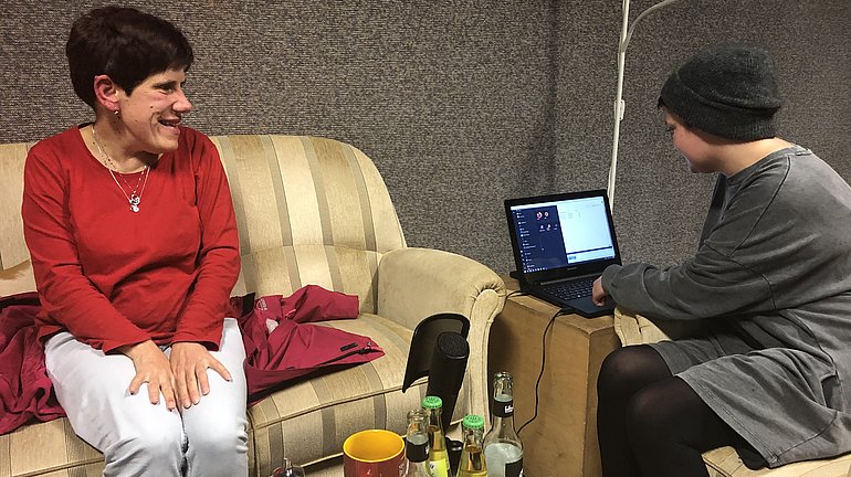 Tanja Menz und Lea Schnalke während einer Podcastaufnahme