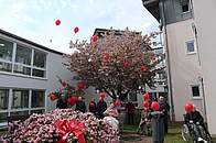Im Dorothee-Sölle-Haus stiegen die roten Luftballons im passend geschmückten Innenhof in die Luft
