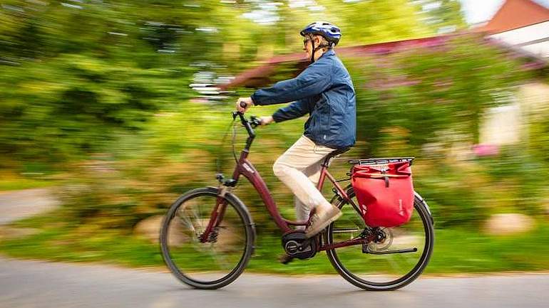 Eine Frau auf einem Fahrrad