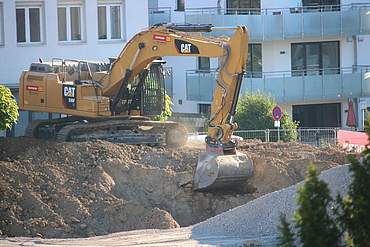 Ein Bagger der ein Loch gräbt