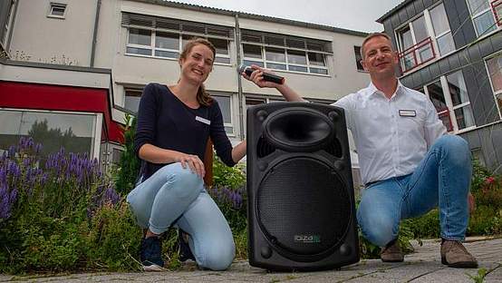 Sozialdienst Jana Stentenbach und Hausleiter Lars Rosner mit der mobilen Sound-Anlage
