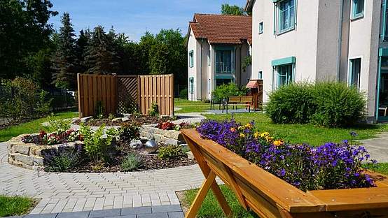 Garten mit Rundwegen und Blumenbeeten