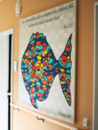 Bild mit einem Fisch, das an der Wand hängt