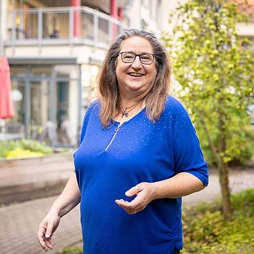 Marion Schloz steht im Garten des Julie-Hausmann-Haus