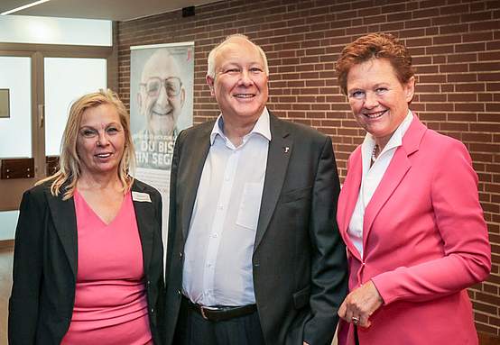 Vera Wiehe (WEGE mbH, v.l.), Dr. Ingo Habenicht und Susanne Schweidtmann (Ev. Johanneswerk)