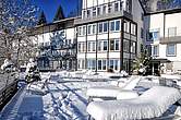 Außenansicht der Klinik Wittgenstein im Winter mit Schnee bedeckt