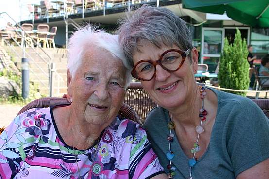 Die Seniorinnen Margarete Hörning und Antje Ovenhausen freuen sich über den Ausflug an den Schiedersee und genießen die Aussicht