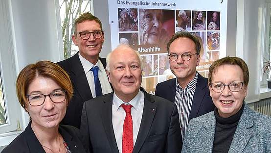 Gruppenfoto mit zwei Frauen und drei Männern