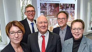 Gruppenfoto mit zwei Frauen und drei Männern