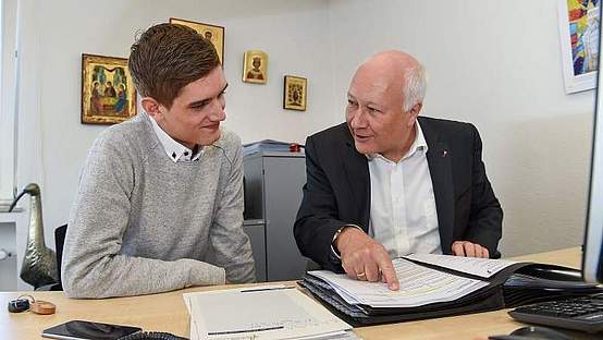 Hospitant Tom Vlahovic und Johanneswerk Geschäftsführer Dr. Ingo Habenicht