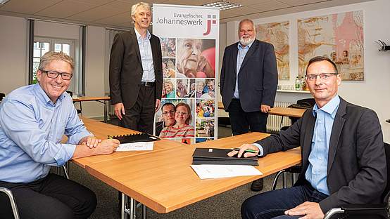 Bereichsleiter und Geschäftsführer von Johanneswerk und apetito catering unterzeichnen Vertrag für gemeinsame neue Catering GmbH.