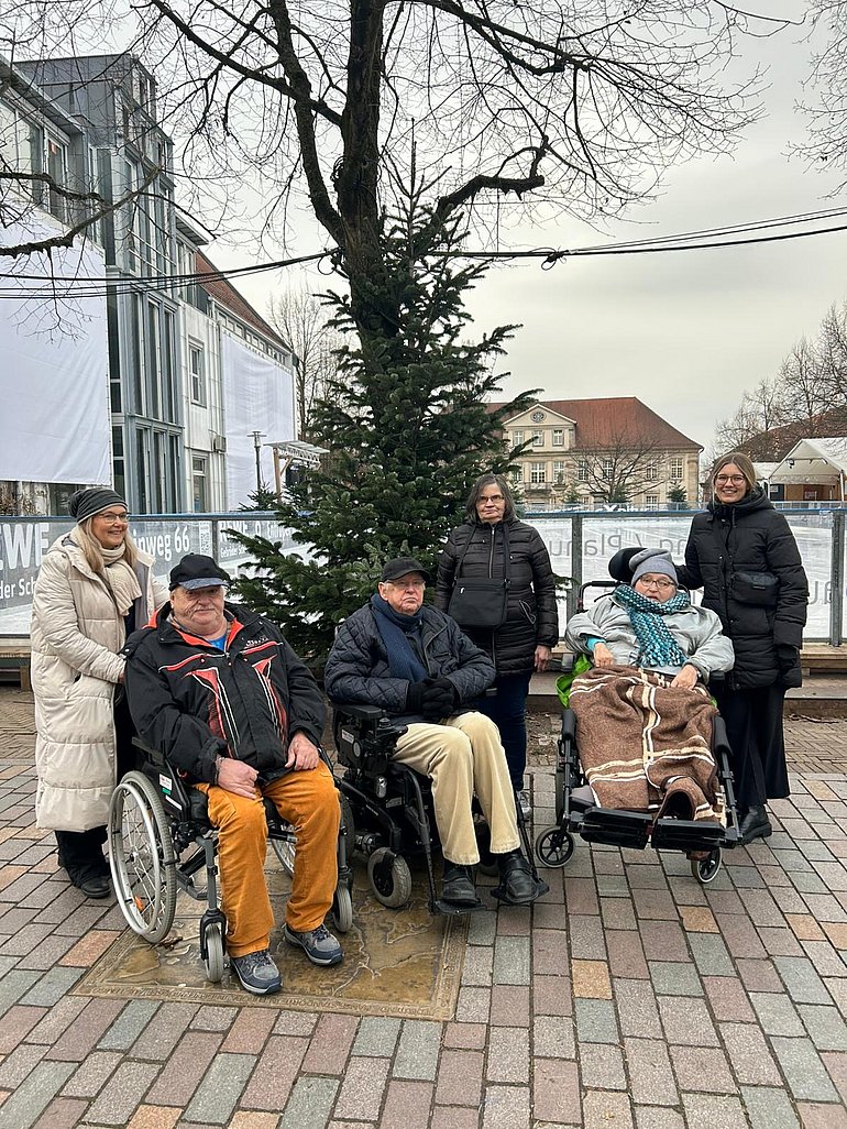 Bewohner*innen beim Ausflug zum Kläschen-Markt